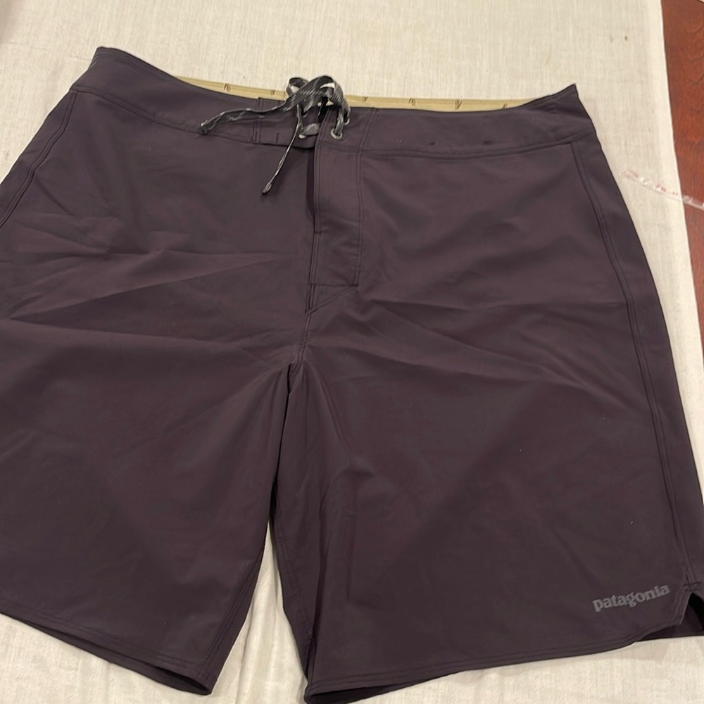 1506103 Patagonia men’s board shorts in perfect condition! SZ 36